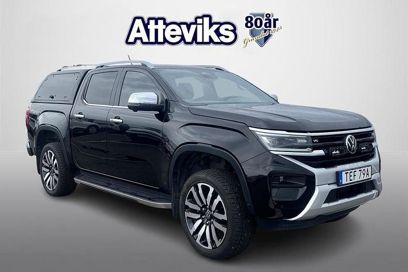 Svart Begagnad 2023 VW Amarok Aventura Pickup | 709 500 kr (Marknadspris) - Bild 1/4
