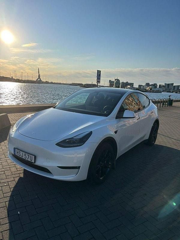 Vit Begagnad 2025 Tesla Model Y Long Range AWD SUV | 480 000 kr (Superpris) - Bild 1/4