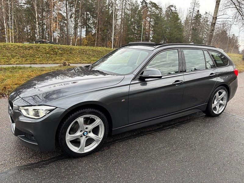 Grå Begagnad 2019 BMW 320 M Sport Kombi | 259 900 kr (Superpris) - Bild 1/4