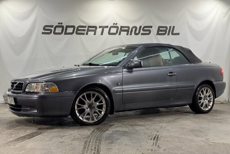 Grå Begagnad 2004 Volvo C70 Cab | 69 900 kr (Marknadspris) - Bild 1/4