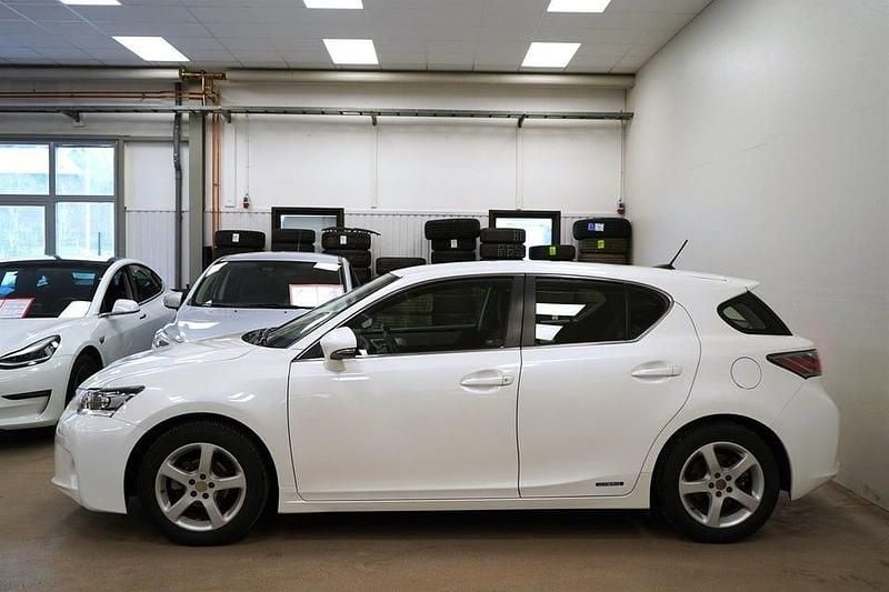 Begagnad Lexus CT200h 136 HK (100 kW) 2011 Vitmetallic Halvkombi