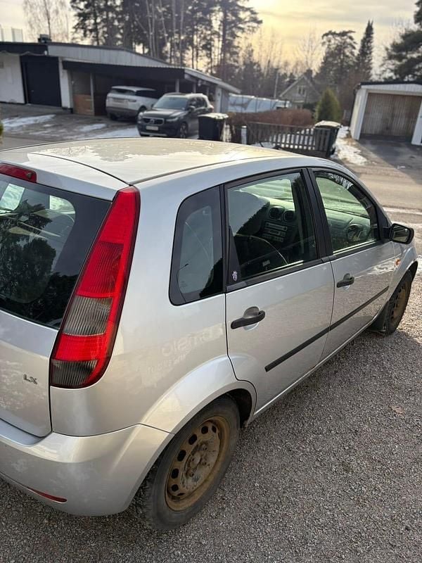 Begagnad Ford Fiesta 80 HK (58 kW) 2004 Halvkombi