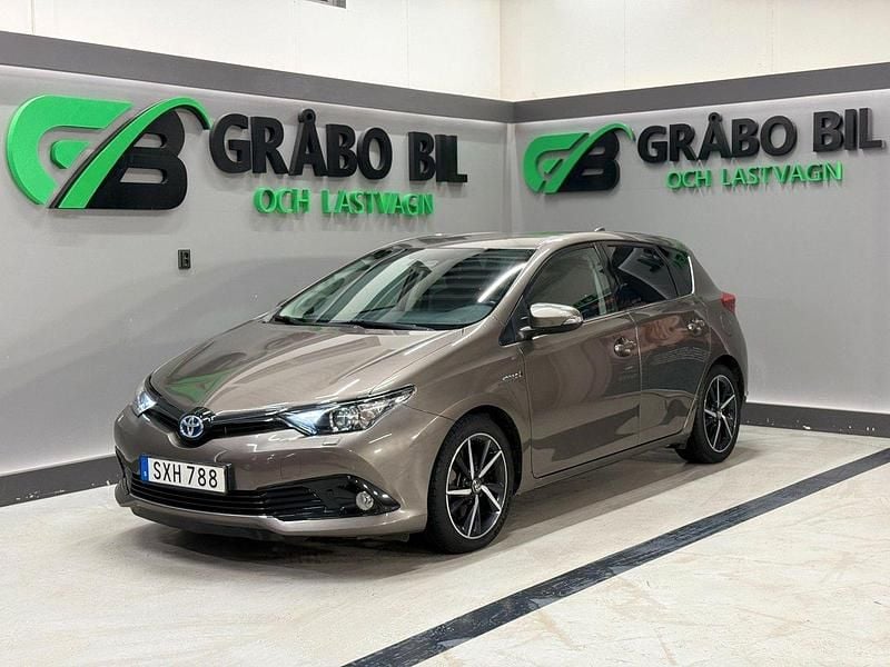 Mörkgrå (grå) Begagnad 2018 Toyota Auris Hybrid Comfort Halvkombi | 169 900 kr (Marknadspris) - Bild 1/4