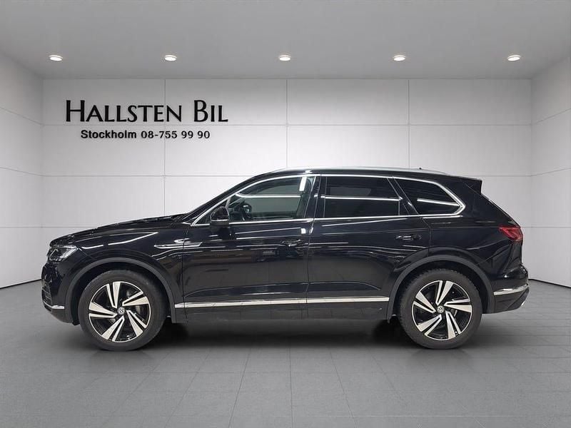 Svart (deep black pearl effect) Begagnad 2019 VW Touareg S SUV | 399 000 kr - Bild 1/4