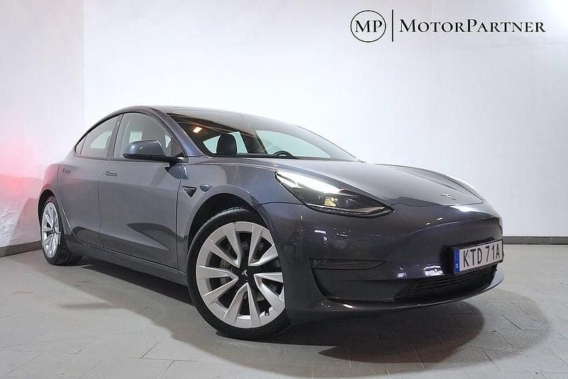 Grå Begagnad 2021 Tesla Model 3 Long Range AWD Sedan | 284 900 kr (Bra pris) - Bild 1/4