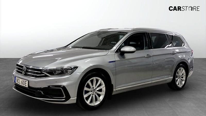 Silver Begagnad 2023 VW Passat GTE Kombi | 259 900 kr (Marknadspris) - Bild 1/4