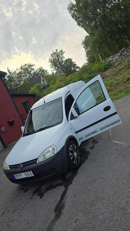 Vit Begagnad 2010 Opel Combo Minibuss | 19 000 kr (Bra pris) - Bild 1/4