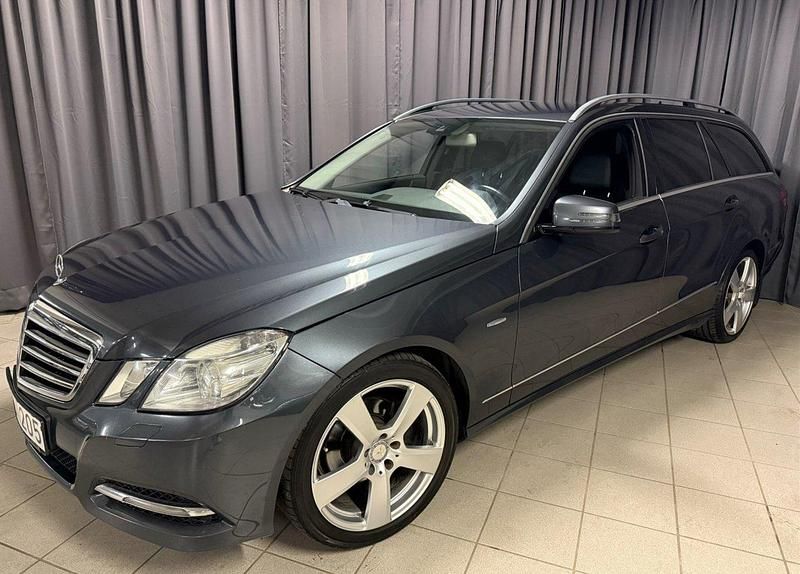 Mörkgrå (grå) Begagnad 2011 Mercedes E220 Avantgarde Kombi | 119 900 kr (Marknadspris) - Bild 1/4