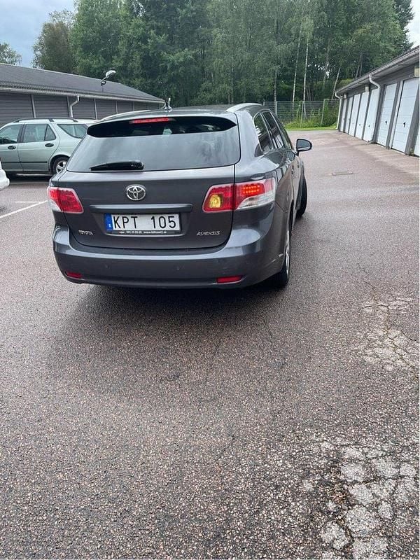Grå Begagnad 2010 Toyota Avensis Multidrive S Kombi | 65 000 kr (Bra pris) - Bild 1/4