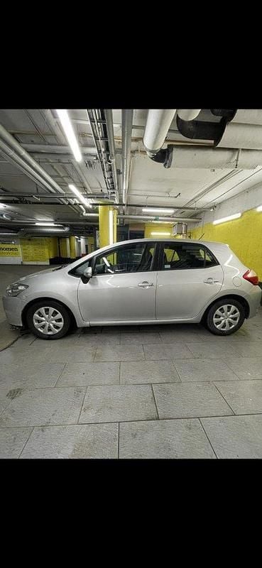 Silver Begagnad 2011 Toyota Auris Plus Halvkombi | 44 000 kr (Bra pris) - Bild 1/4