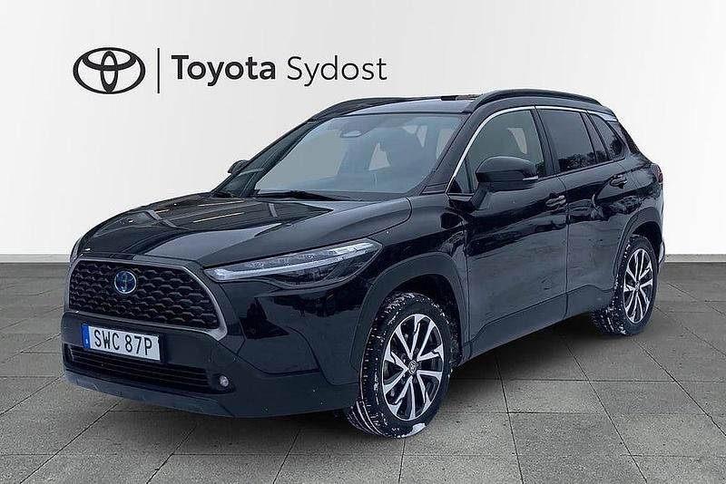 Svart Begagnad 2023 Toyota Corolla Cross Style SUV | 359 000 kr (Marknadspris) - Bild 1/3
