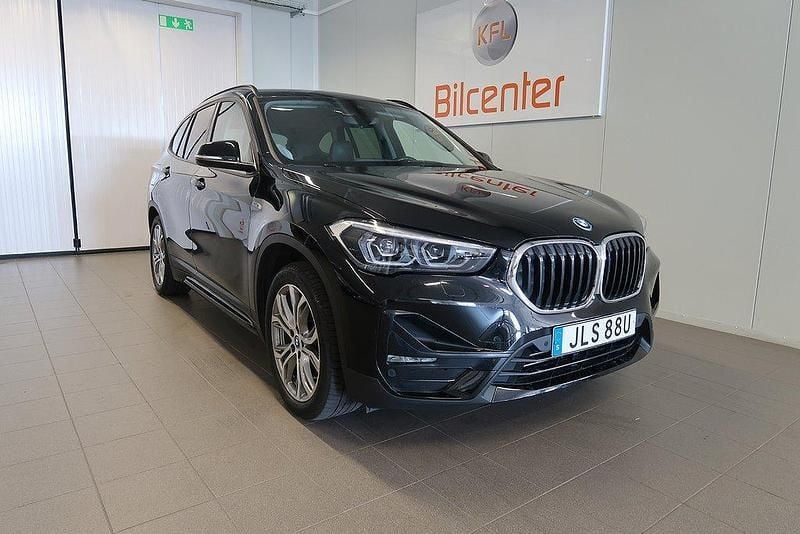 Svart Begagnad 2021 BMW X1 Sport Line SUV | 299 900 kr (Marknadspris) - Bild 1/3