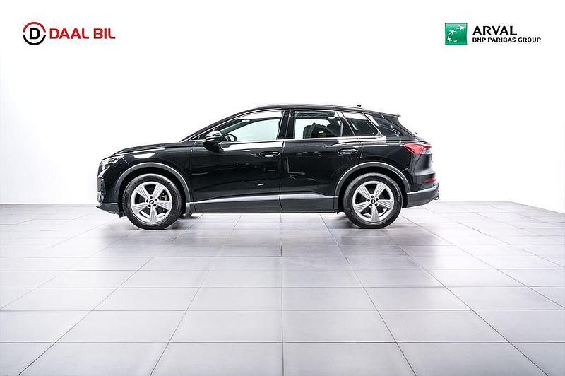 Svart Begagnad 2022 Audi Q4 e-tron Proline SUV | 259 700 kr (Marknadspris) - Bild 1/4