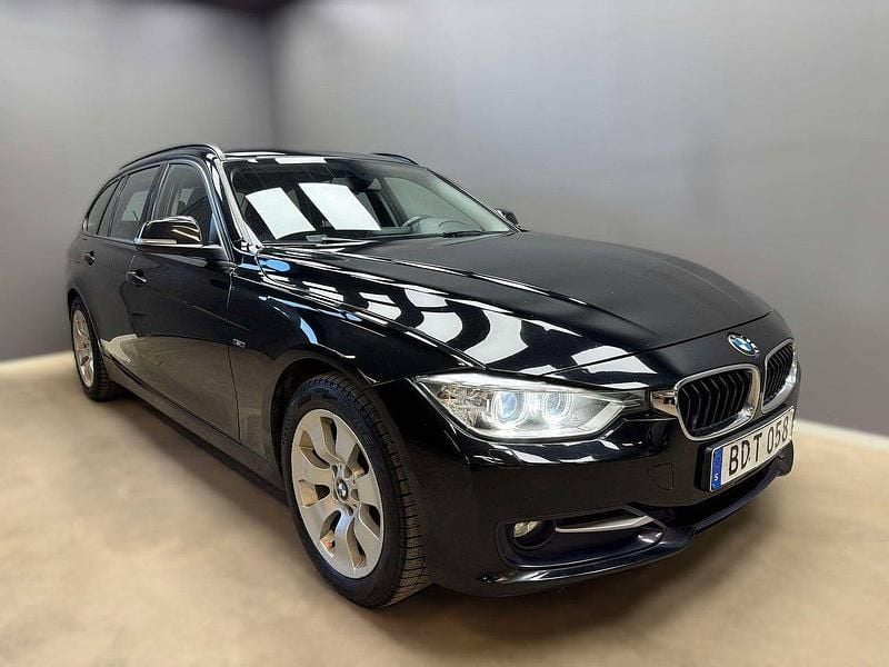 Svart Begagnad 2015 BMW 320 Sport Line Kombi | 134 900 kr (Marknadspris) - Bild 1/4