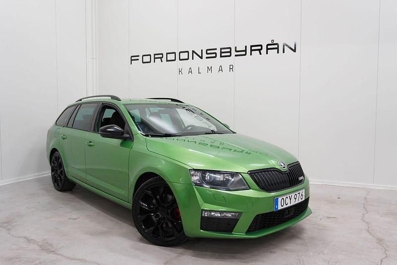 Grön Begagnad 2017 Skoda Octavia RS Kombi | 159 800 kr (Marknadspris) - Bild 1/4