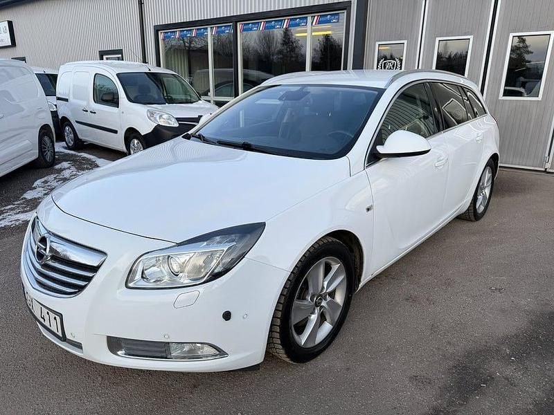 Begagnad Opel Insignia Edition 160 HK (117 kW) 2011 Vit Kombi
