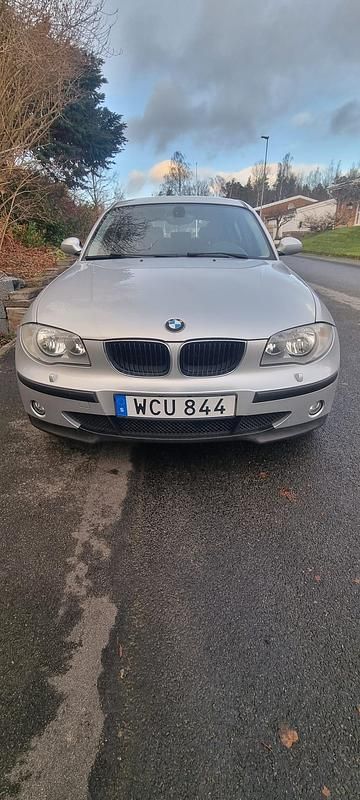 Grå Begagnad 2005 BMW 116 Halvkombi | 33 000 kr (Marknadspris) - Bild 1/4