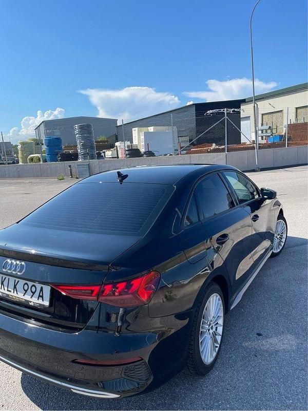 Svart Begagnad 2021 Audi A3 Comfort Sedan | 179 900 kr (Marknadspris) - Bild 1/4