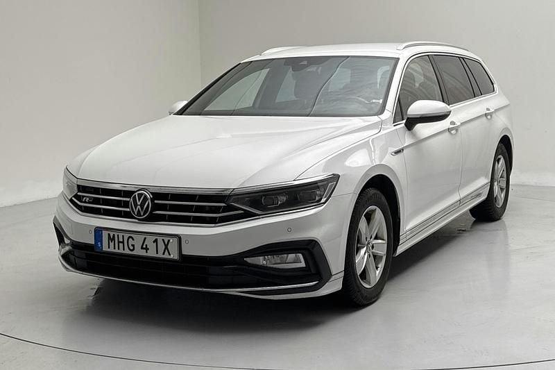 Vit Begagnad 2022 VW Passat R-line | 199 800 kr (Superpris) - Bild 1/4