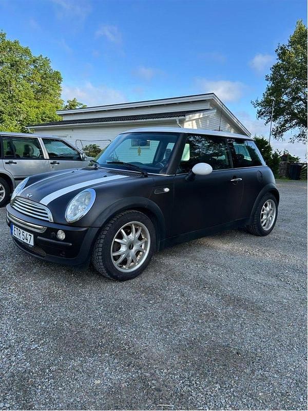 Svart Begagnad 2002 Mini Cooper Halvkombi | 24 900 kr (Dyr) - Bild 1/3