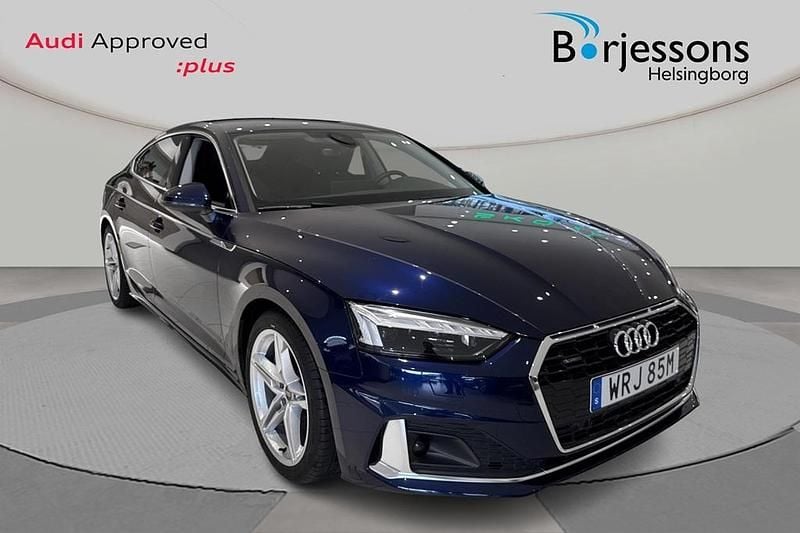 Blå Begagnad 2024 Audi A5 Sportback Proline Halvkombi | 429 900 kr (Marknadspris) - Bild 1/4