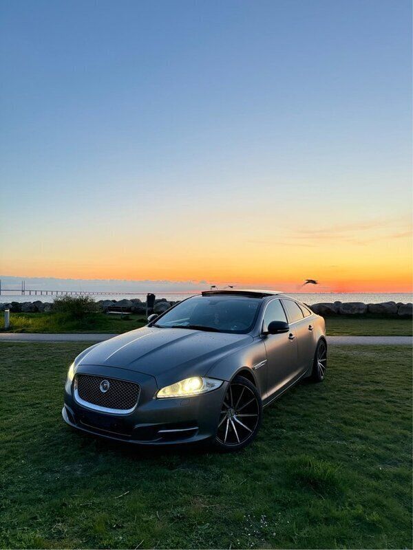 Grå Begagnad 2015 Jaguar XJ Portfolio Sedan | 199 500 kr - Bild 1/4