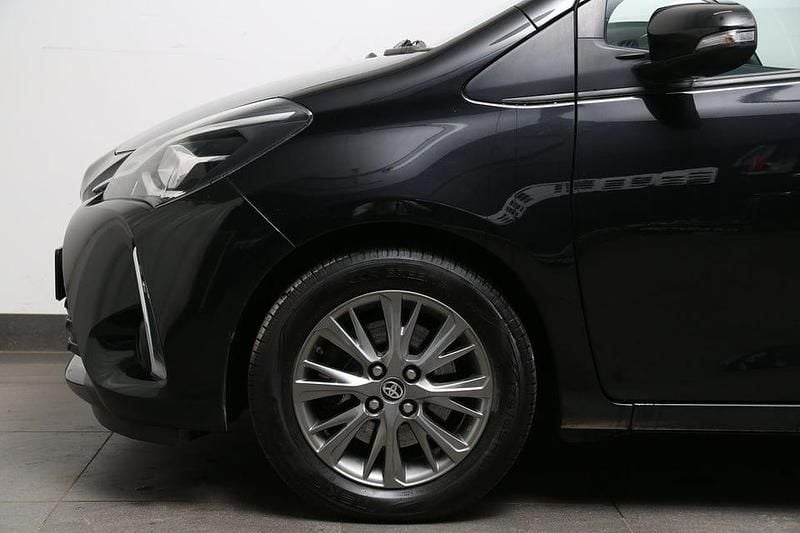 Begagnad Toyota Yaris Active 112 HK (82 kW) 2017 Svart Halvkombi