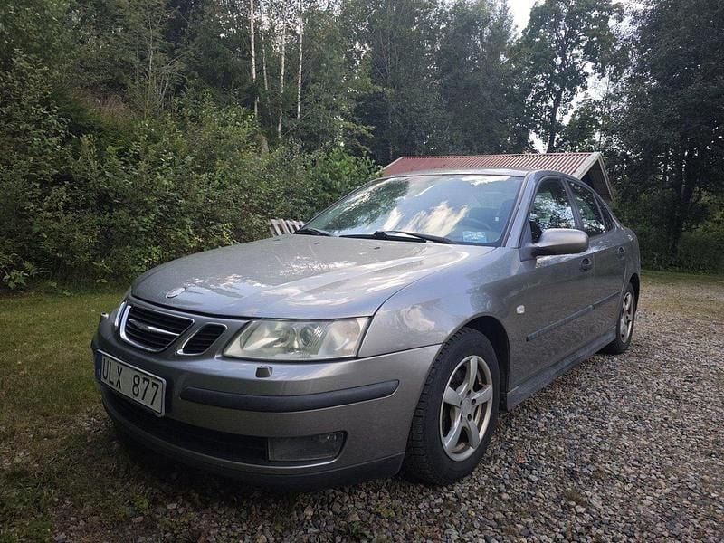 Grå Begagnad 2004 Saab 9-3 Linear Sedan | 30 000 kr (Lite dyr) - Bild 1/4