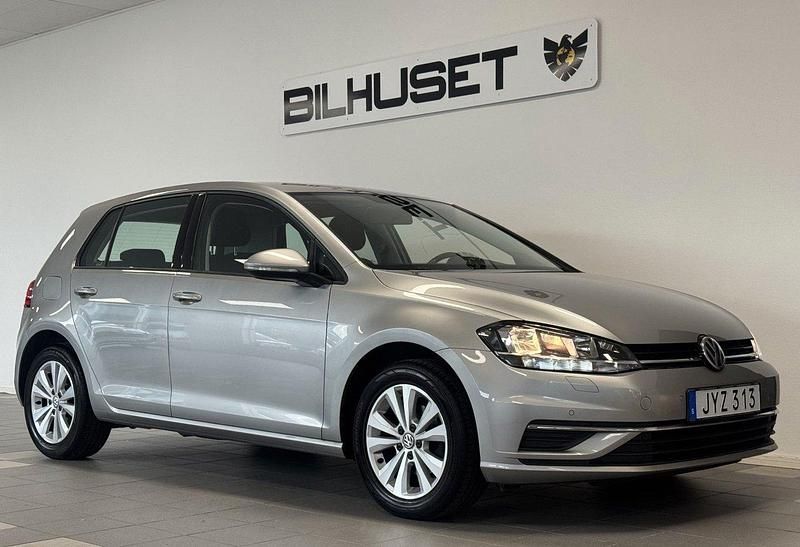 Silver Begagnad 2018 VW Golf VII Halvkombi | 144 900 kr (Marknadspris) - Bild 1/4