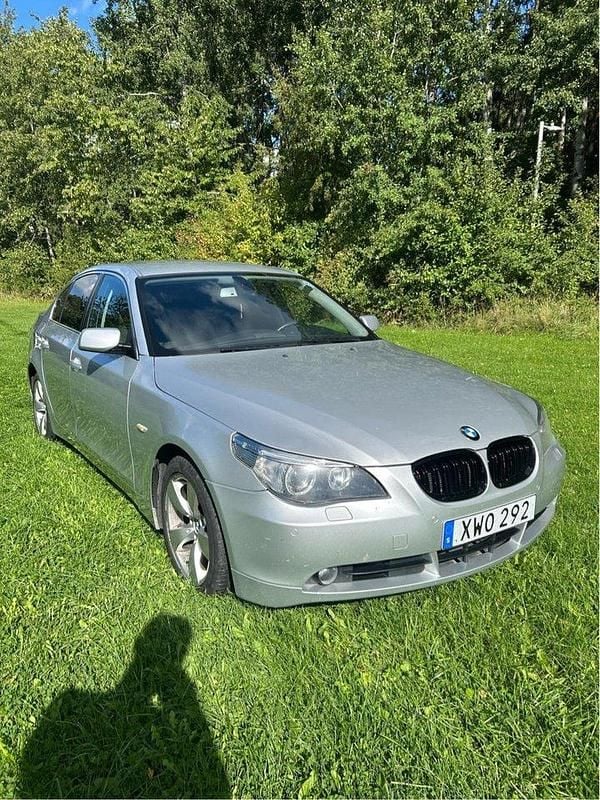 Grå Begagnad 2006 BMW 525 Sedan | 79 990 kr (Lite dyr) - Bild 1/4