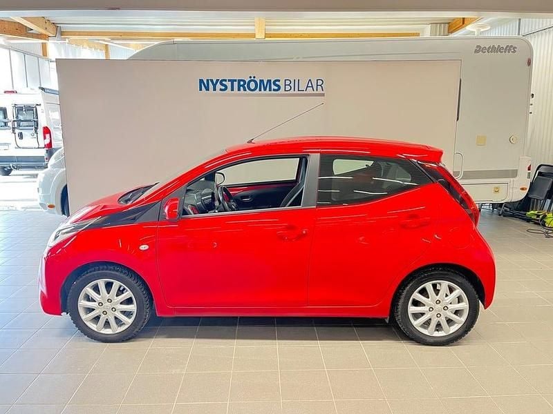 Begagnad Toyota Aygo X-play 72 HK (52 kW) 2019 Röd Halvkombi