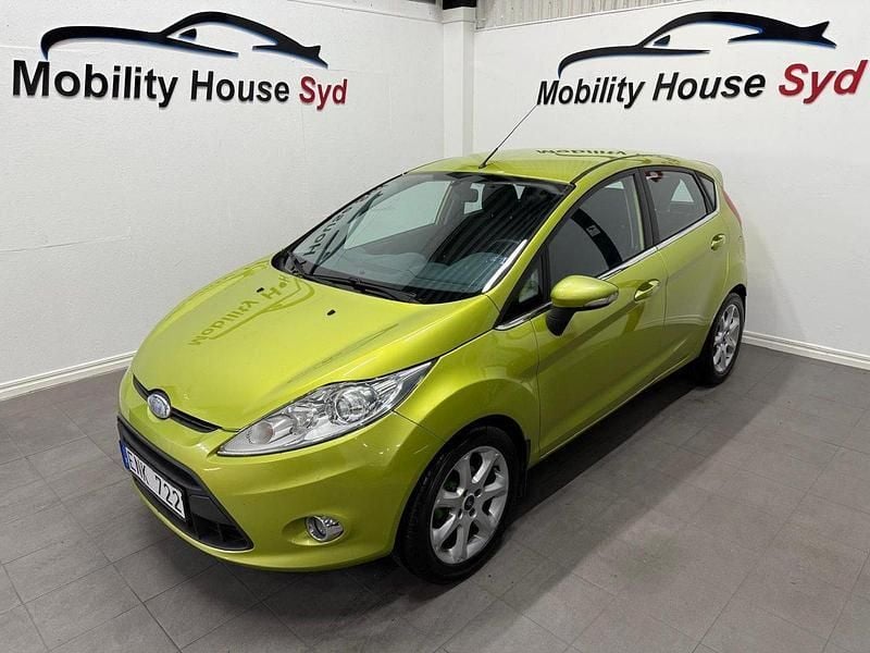 Grön Begagnad 2009 Ford Fiesta Titanium Halvkombi | 34 900 kr (Marknadspris) - Bild 1/3