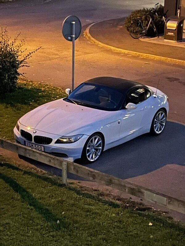 Vit Begagnad 2010 BMW Z4 Comfort Edition Cab | 229 000 kr (Marknadspris) - Bild 1/4