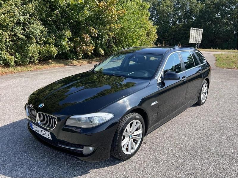 Svart Begagnad 2011 BMW 520 Kombi | 85 000 kr (Marknadspris) - Bild 1/4