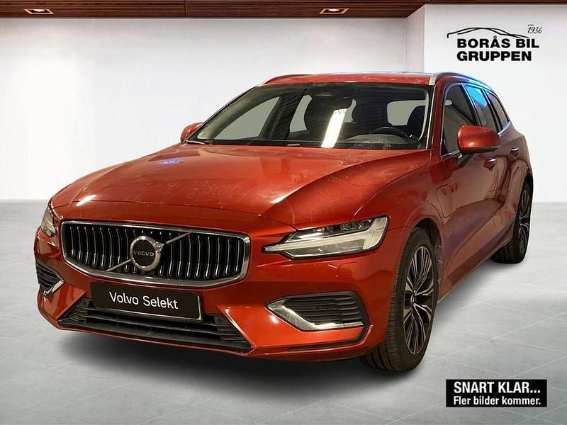 Röd Begagnad 2023 Volvo V60 Core Kombi | 359 000 kr (Marknadspris) - Bild 1/3