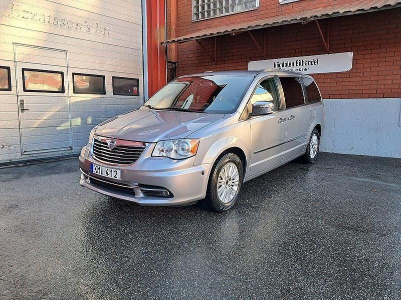 Grå Begagnad 2014 Lancia Voyager Minibuss | 164 900 kr (Marknadspris) - Bild 1/4