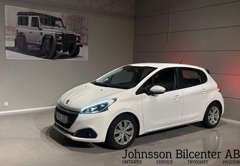 Vit Begagnad 2015 Peugeot 208 Halvkombi | 97 000 kr (Lite dyr) - Bild 1/4