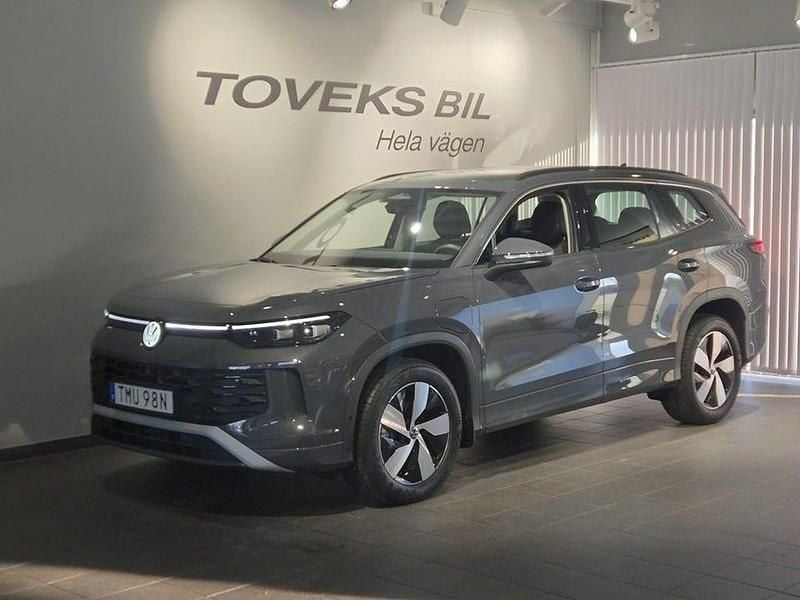 Grå Begagnad 2025 VW Tayron SUV | 449 900 kr (Superpris) - Bild 1/4