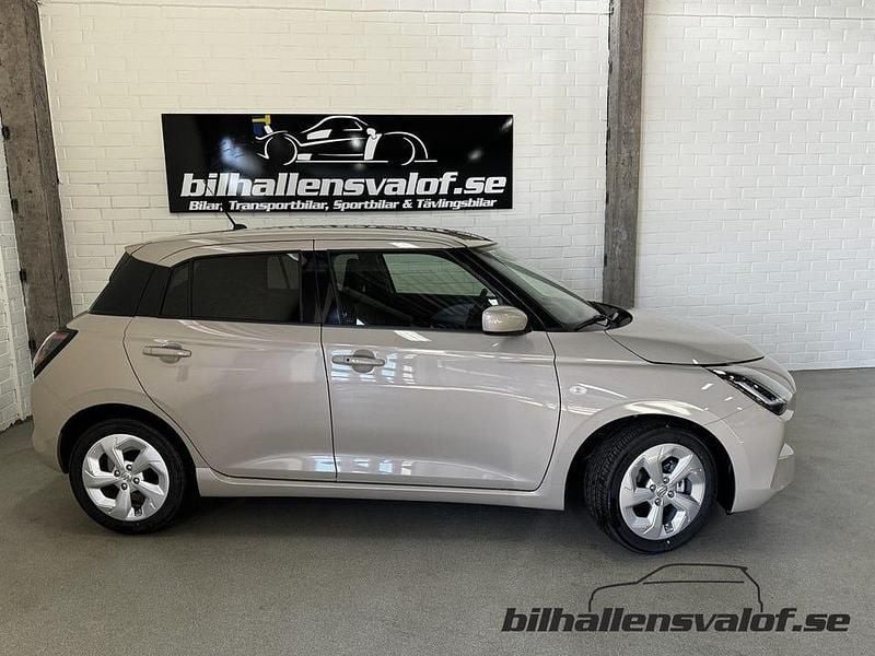 Begagnad Suzuki Swift 83 HK (61 kW) 2024 Brun (caravan ivory pearl metallic) Halvkombi