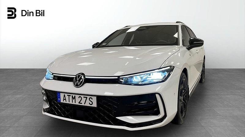 Vit (pure white) Begagnad 2024 VW Passat R-line Kombi | 459 900 kr (Dyr) - Bild 1/4
