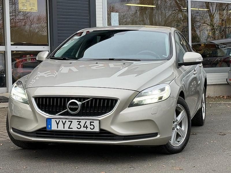 Begagnad Volvo V40 Kinetic 152 HK (111 kW) 2017 Brun Halvkombi