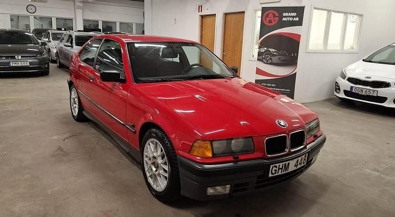 Begagnad BMW 316 Compact 102 HK (75 kW) 1996 Röd Halvkombi