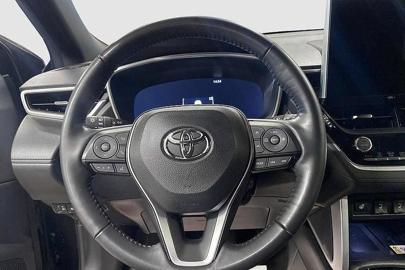 Begagnad Toyota Corolla Cross Style 200 HK (147 kW) 2023 Svart SUV