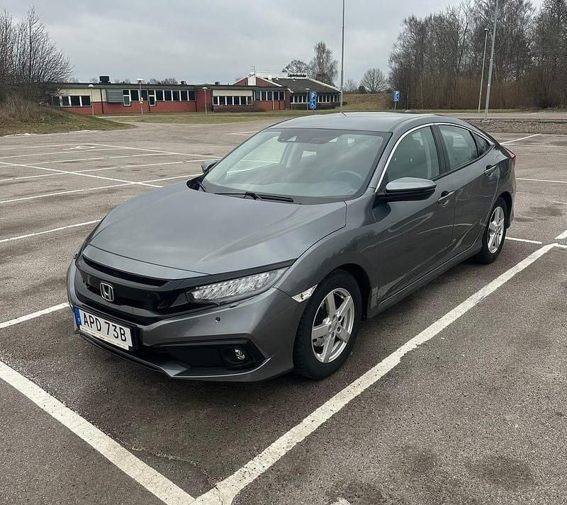 Mörkgrå Begagnad 2020 Honda Civic Sedan | 199 900 kr (Marknadspris) - Bild 1/4