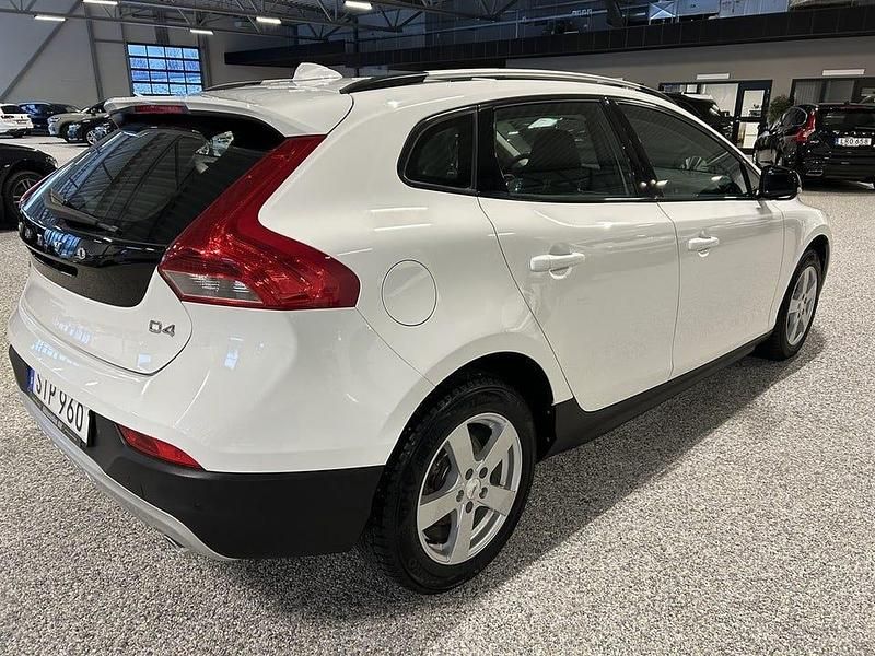 Begagnad Volvo V40 CC Momentum 177 HK (130 kW) 2014 Ice white med klarlack Kombi