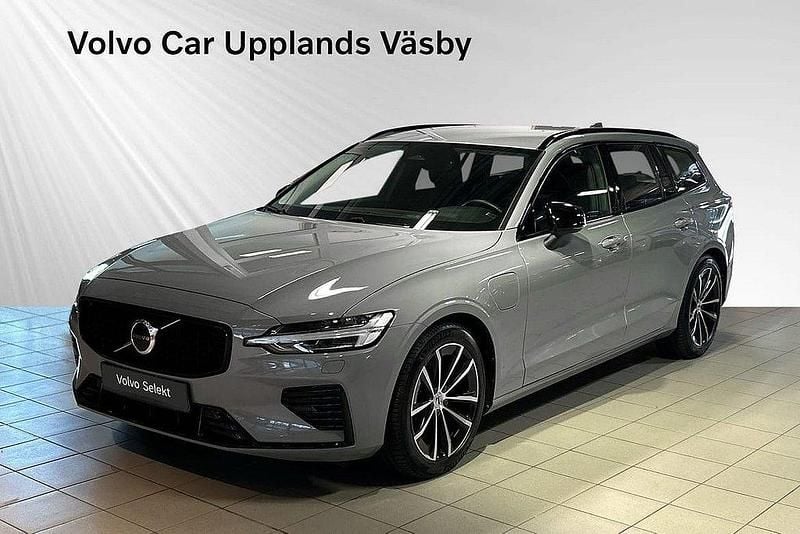 Grå Begagnad 2024 Volvo V60 Plus Kombi | 489 900 kr (Marknadspris) - Bild 1/3