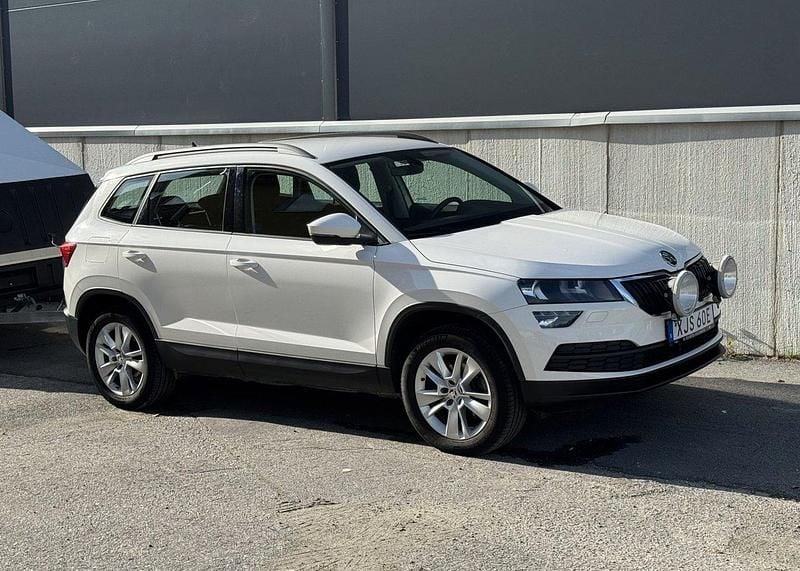 Vit Begagnad 2020 Skoda Karoq Ambition SUV | 204 900 kr (Marknadspris) - Bild 1/4