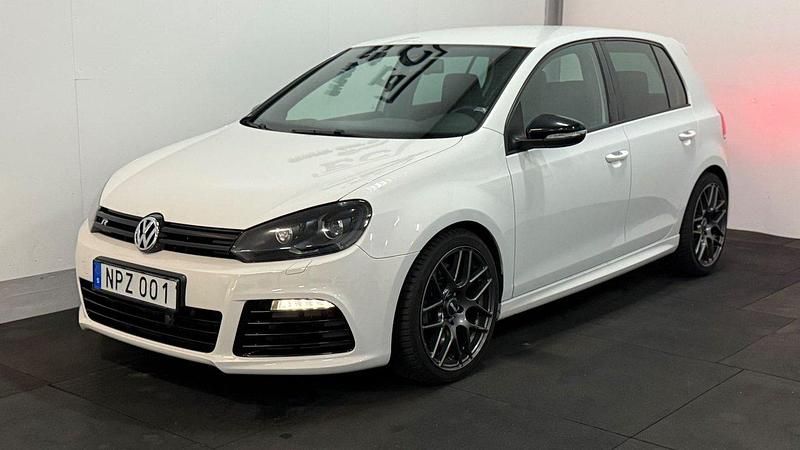 Vit Begagnad 2010 VW Golf VI R Halvkombi | 179 400 kr - Bild 1/4