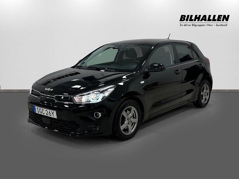 Svart Begagnad 2022 Kia Rio Halvkombi | 149 900 kr (Marknadspris) - Bild 1/3