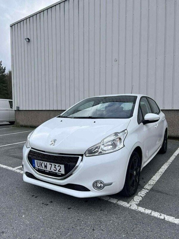 Vit Begagnad 2015 Peugeot 208 Halvkombi | 45 500 kr (Marknadspris) - Bild 1/4